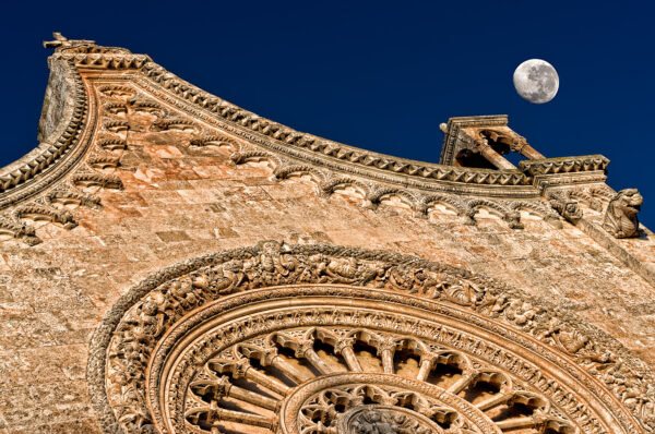 La luna e la pietra - Cattedrale di Ostuni