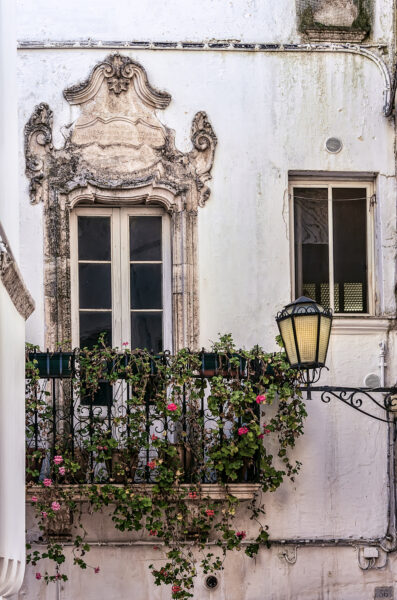 Puglia di mezzo: case bianche e lampi barocchi - Locorotondo Balcone barocco