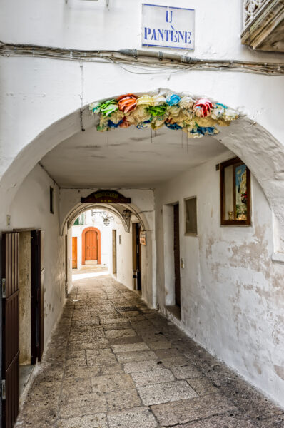 Puglia di mezzo: case bianche e lampi barocchi - Cisternino portico