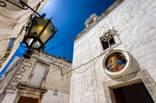 Puglia di mezzo: case bianche e lampi barocchi - Cisternino chiesa