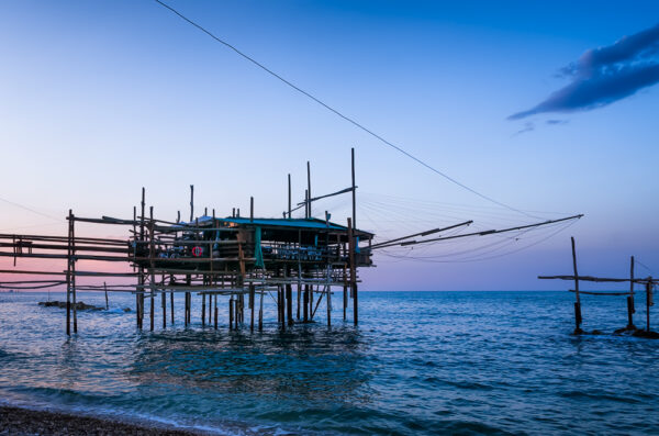 Old fishing machine - Trabocchi: the tailspin of the giant spiders jetting on the sea
